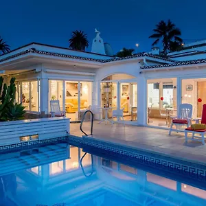 relaxing-villa-with-heated-pool-and-ocean-view.tenerifehoteles.net/